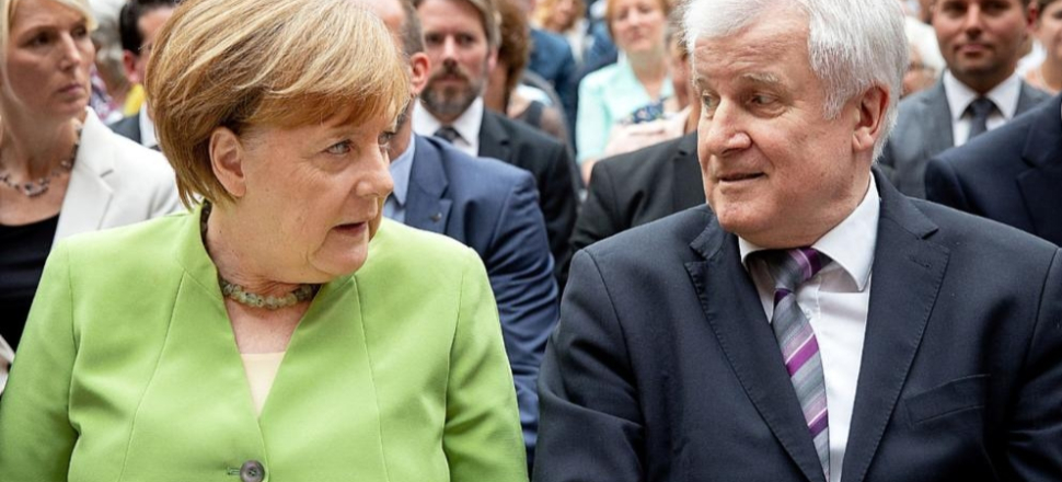 İçişleri Bakanı Seehofer istifadan vazgeçti...