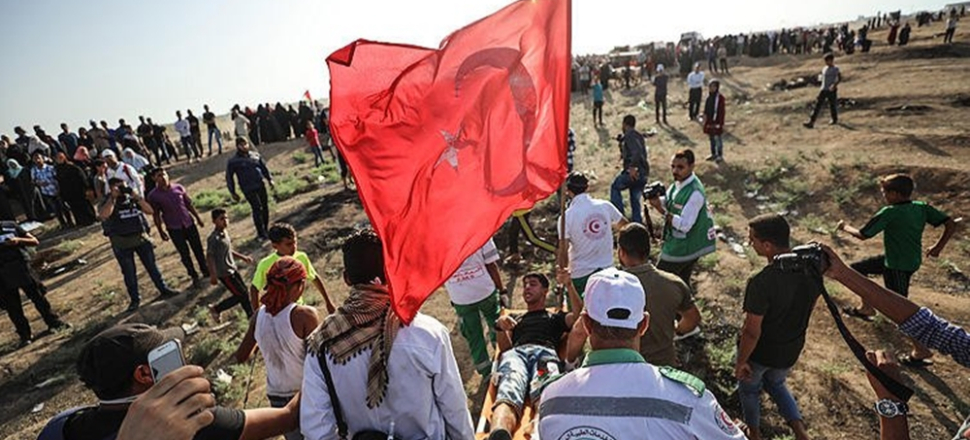 İsrail askerleri Türk bayraklı Filistinliyi vurdu!