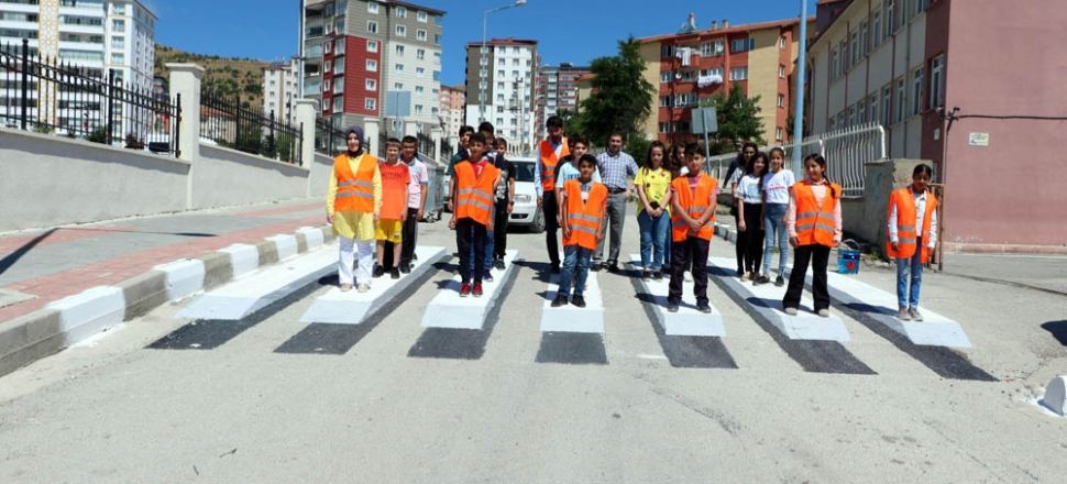 Çocuklardan üç boyutlu yaya geçidi...