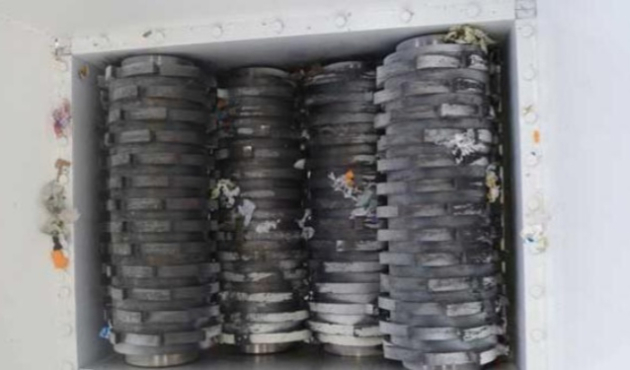 Plastik öğütücünün içine düştü!