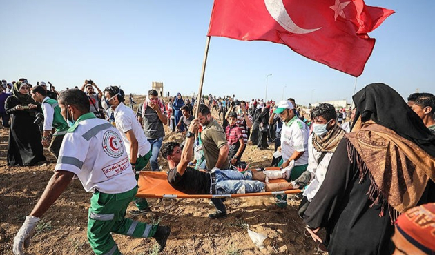 İsrail askerleri Türk bayraklı Filistinliyi vurdu!