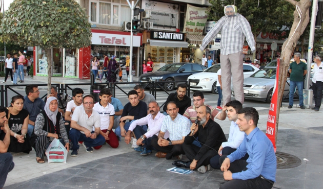 Katil zanlısının maketini asıp idam istediler...