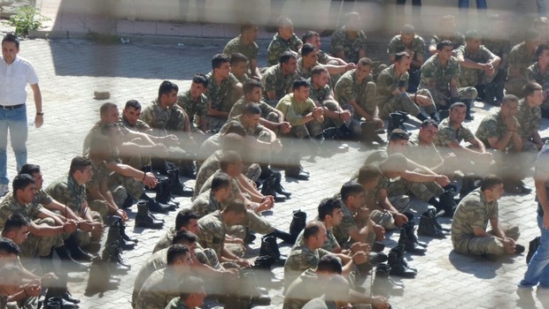 Elleri bağlı olarak okulun bahçesinde topladılar...