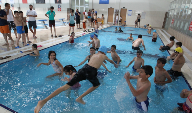 Hakkari’nin ilk yarı olimpik yüzme havuzu açıldı!
