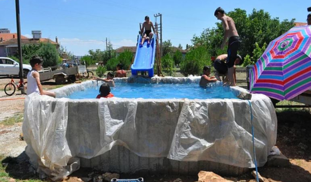 Yoksulluğun yıldıramadığı çocuklar aquapark yaptı!