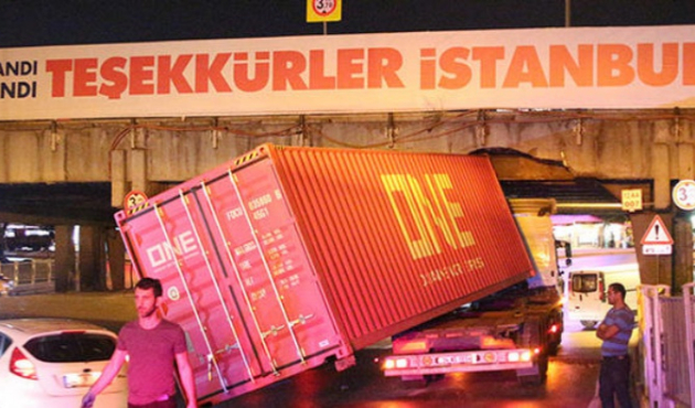 Unkapanı Köprüsü'ne TIR sıkıştı