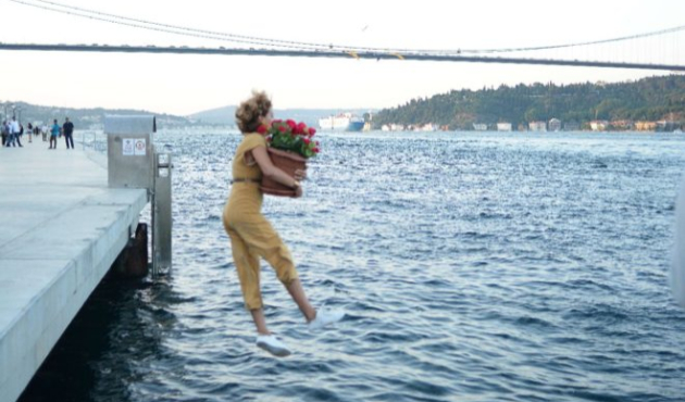 "Ben deniz kızıyım" dedi, boğazın serin sularına atladı!