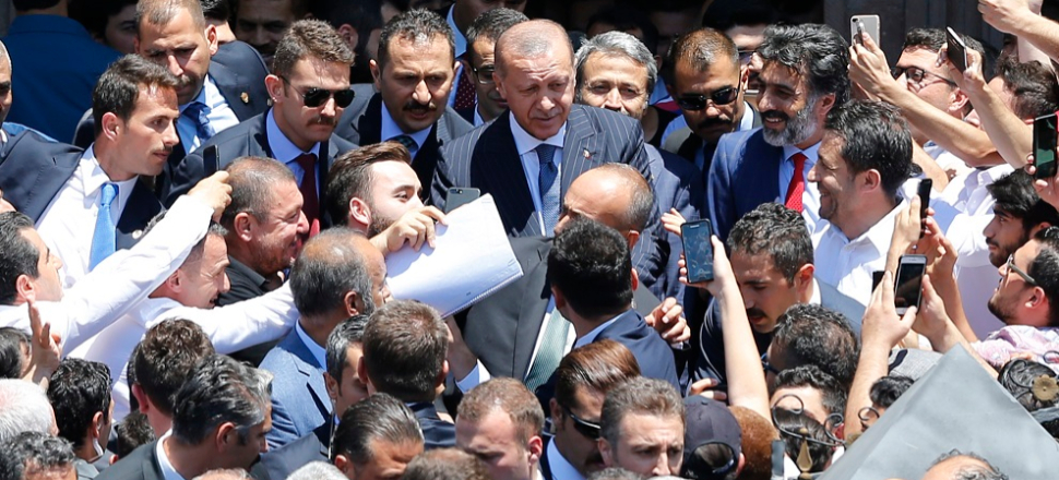Cuma namazı çıkışında Erdoğan izdihamı!