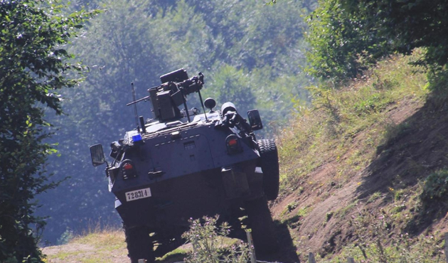 Mehmetçik, ormana kaçan PKK'lıların peşinde...
