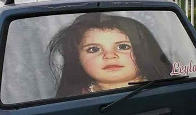 Aracının arka camını talihsiz Leyla ile kaplattı