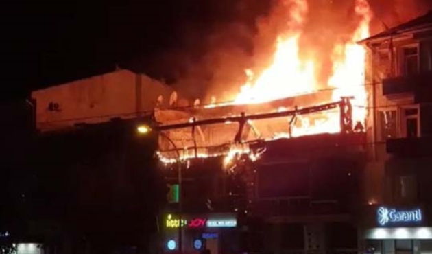 Yangını nargile içerek izlediler!