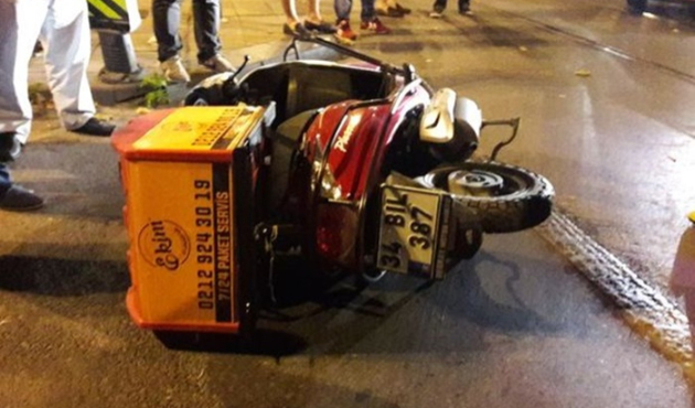 Motosiklet ile taksi çarpıştı!