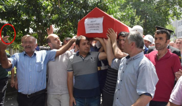 Bir eliyle tabutu tuttu, diğeriyle selfi çekti!