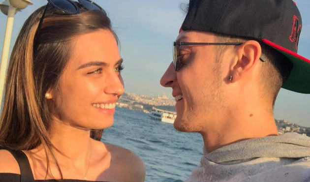 Mesut Özil'den Amine'ye 15 milyonluk hediye!