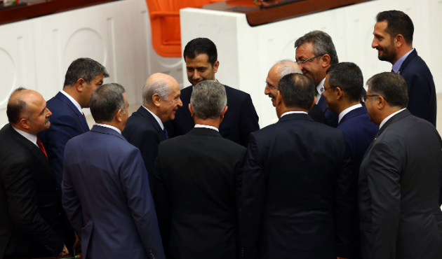 Kılıçdaroğlu ile Bahçeli'den TBMM'de samimi anlar!