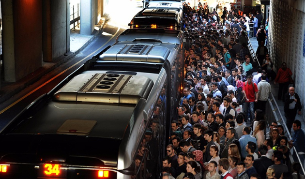 Metrobüs 6 ayda 2 Türkiye'yi taşıdı!