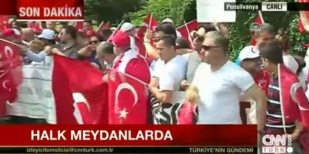 FETÖ lideri çiftliğinde protesto ediliyor! Türk basını içeri alınmadı...