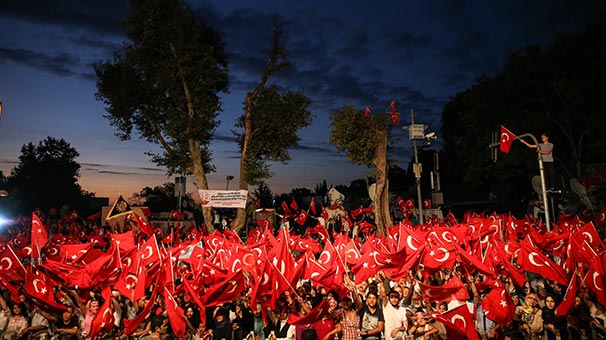 Her yer kırmızı-beyaz! Demokrasi nöbeti devam ediyor!