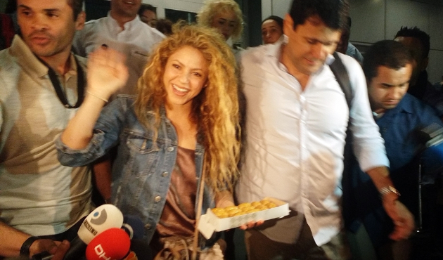 Gazetecilerden Shakira'ya baklava ikramı...