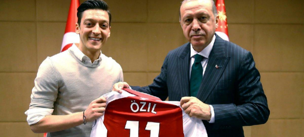 Vodafone'dan Mesut Özil'e büyük ayıp!