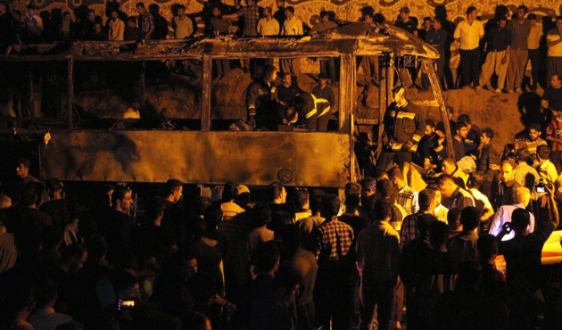 İran'da petrol tankeri otobüse çarptı: 11 ölü...