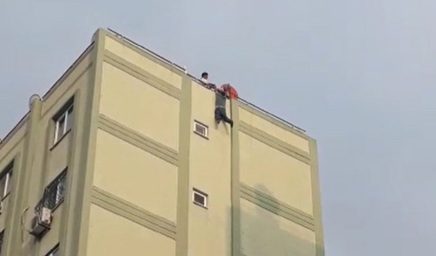 Akrabaları son anda ellerinden tutup kurtardı...