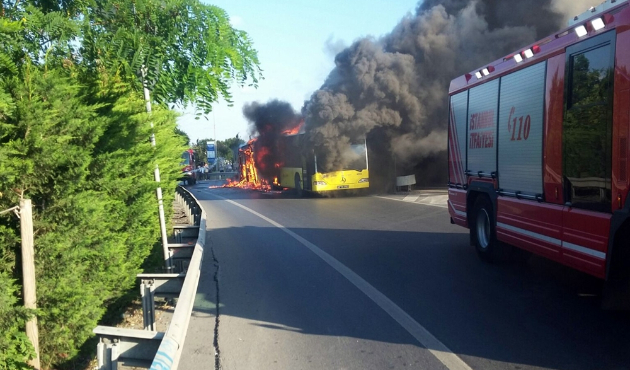 İstanbul'da belediye otobüsü alev alev yandı...