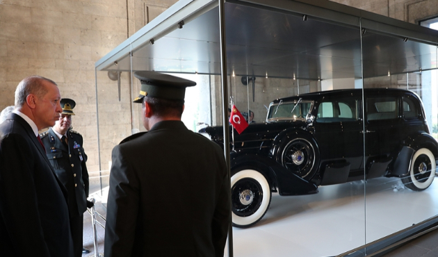 Erdoğan, Atatürk'ün otomobilini inceledi...