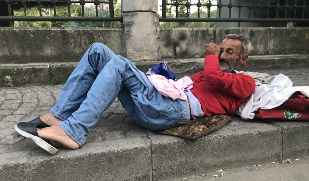 Zabıta yürüyemeyen adamı böyle bırakıp gitti...