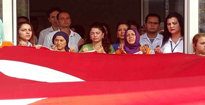 Darbecilikten tutuklanan albayın eşi darbe protestolarında