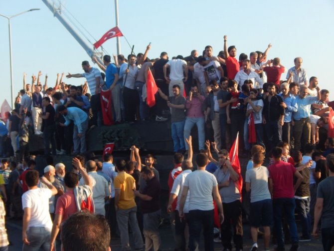Dünya böyle gördü: Türkler darbeyi ezdi!
