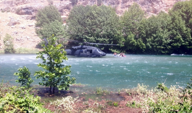 Askeri helikopterle böyle kurtarıldılar...