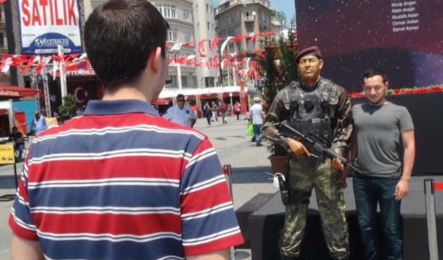 Kahraman Halisdemir'in heykeli büyük ilgi gördü...