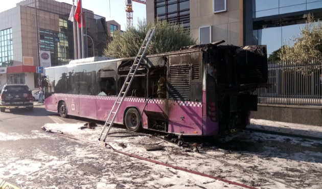Üsküdar'da belediye otobüsü alev, alev yandı...