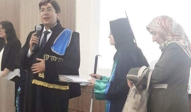 4 yıl boyunca görme engelli kızına metinleri okudu