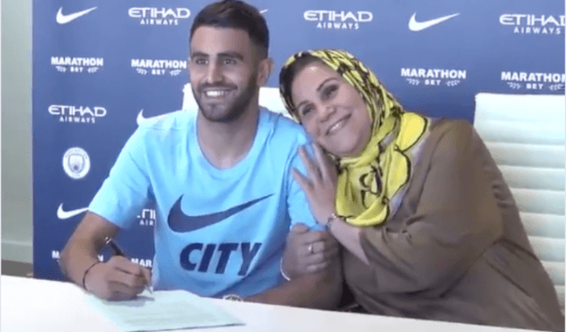 Mahrez'in imza törenine annesi de katıldı!
