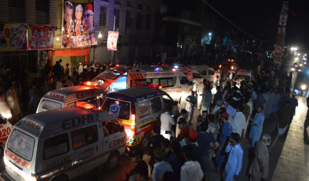 Pakistan'da mitinge bombalı saldırı: 12 ölü...