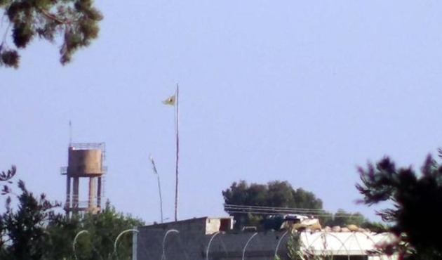 PYD/YPG'den sınırda flama oyunu!