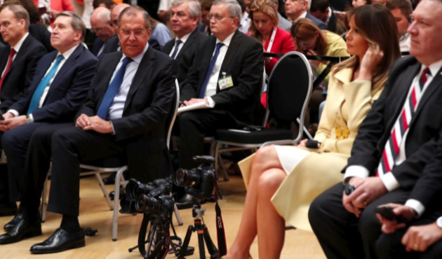 Rus bakan, First Lady'i süzerken yakalandı!