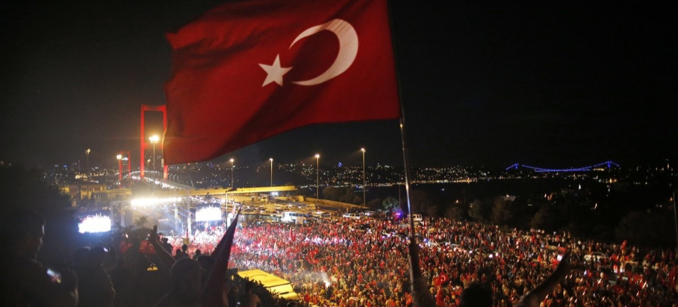 İşte ünlü isimlerin 15 Temmuz paylaşımları!