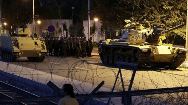 Darbeye karşı Mamak'ta gece koşusu! Cuntacı komutan kışlaya gelince...
