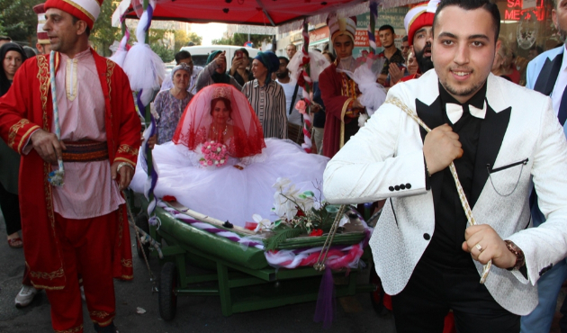 Denizi olmayan Manisa'da gelini kayıkla aldı...
