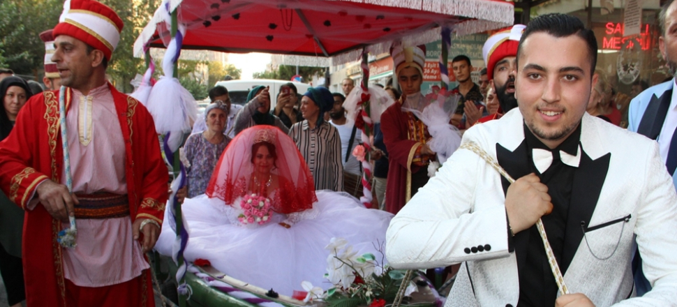 Denizi olmayan Manisa'da gelini kayıkla aldı...
