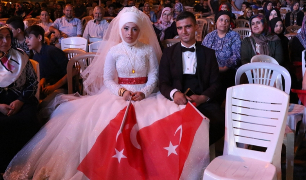 Gelin ve damat soluğu demokrasi nöbetinde aldı...