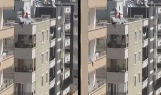 Çocuğunu iple çatıdan sarkıttı...