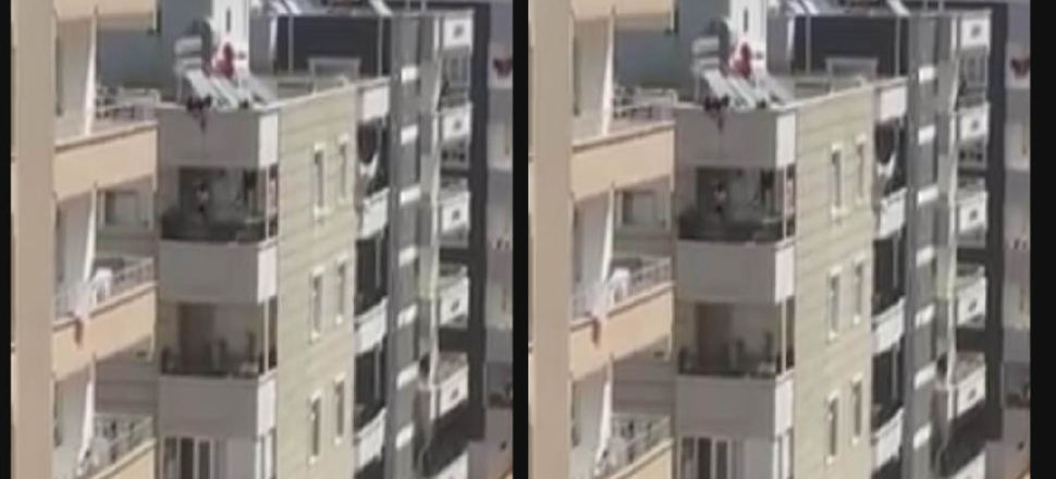 Çocuğunu iple çatıdan sarkıttı...