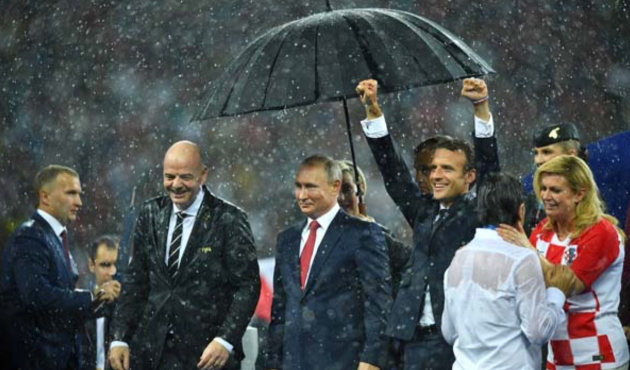Törende Macron ve Kitarovic sırılsıklam oldu...