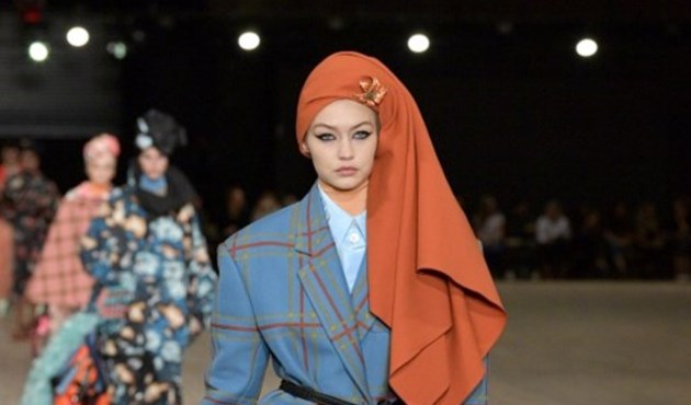 Marc Jacobs'tan izleyenleri büyüleyen tesettür defilesi!