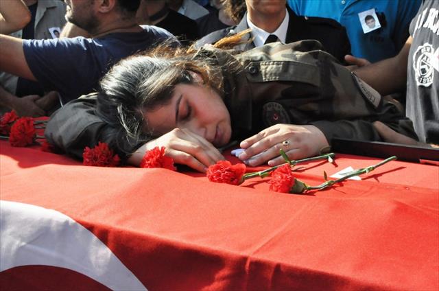 Kahreden tesadüf! Evlilik yıl dönümünde toprağa verildi