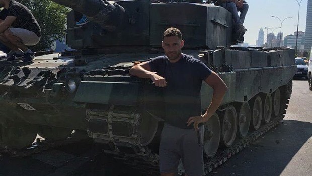 Duska Tosic'ten tank pozu!